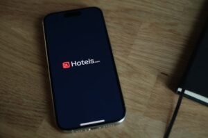 Hotels.com 最新全球廣告大玩「直球對決」：既然名字叫 Hotels.com，那我們就只聊飯店