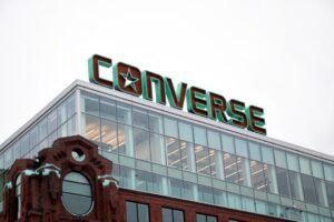 經典帆布鞋光環褪色？Converse 營收創 15 年新低，揭秘 Nike 旗下金雞母的衰退關鍵