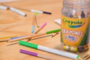 蠟筆大廠 Crayola 的重生之路：如何在數位時代重塑百年品牌的「情感共鳴」？