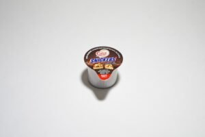 品牌大戰開打！Snickers 找來一堆「Reese」盲測花生巧克力，幽默挑釁對手引熱議