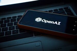 OpenAI 品牌危機：為何兩位行銷長也難解 140 億美元虧損下的轉型難題？