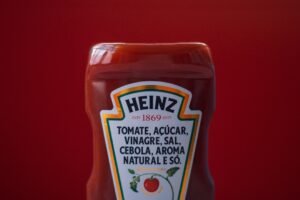 亨氏 Heinz 創意玩梗世界盃：將醬料包變身「紅黃牌」，幽默自嘲份量不足引爆社群