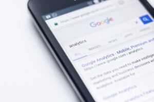 AI 搜尋時代:HubSpot AEO vs. Otterly,品牌監控該選平台還是獨立工具?