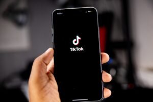 TikTok 直播引入 AI 開場,創作者吸睛新策略!