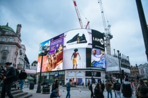 Hoka 讓 Strava 數據「跑」進數位 OOH,引爆城市運動熱潮